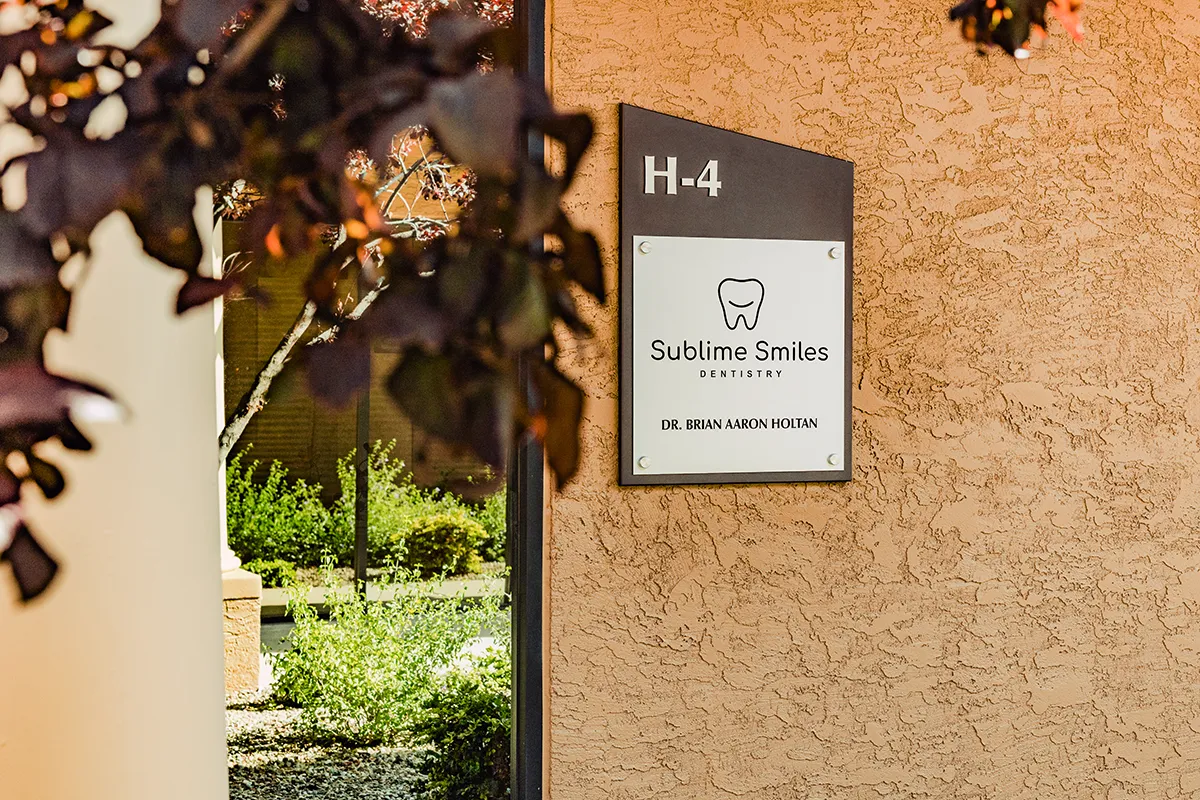 sublime-smiles-building-sign